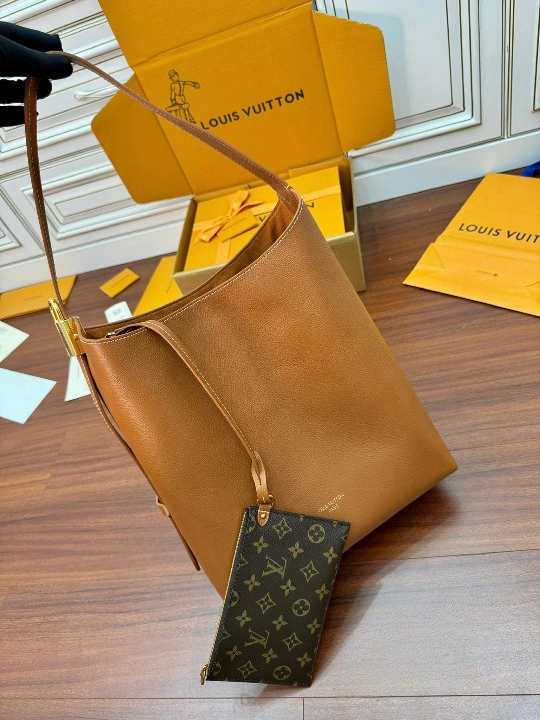 Louis Vuitton Low Key Hobo MM M24974